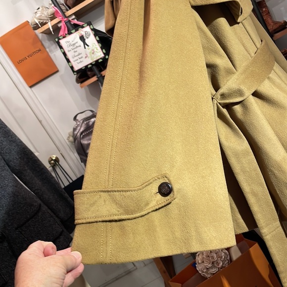 Limited collection wool coat with a symmetrical collar and hood - Picture 7 of 9